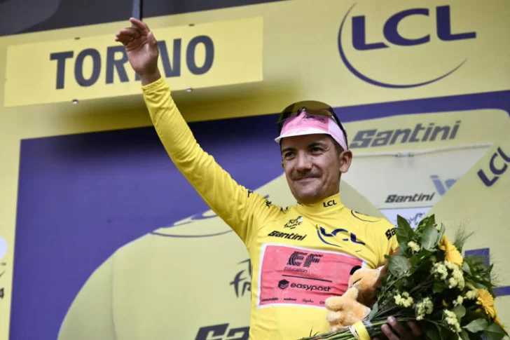 Carapaz viste de amarillo en un día histórico