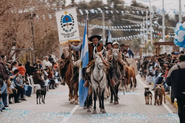 Por el frío, al desfile del 9 de Julio irán solamente los Cuerpos de Bandera