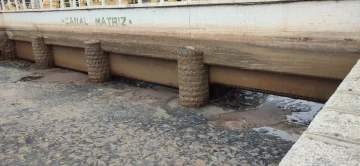 Tras décadas sin hacerlo, reparan las 8 compuertas del Ignacio de la Roza Tras décadas sin hacerlo, reparan las 8 compuertas del Ignacio de la Roza