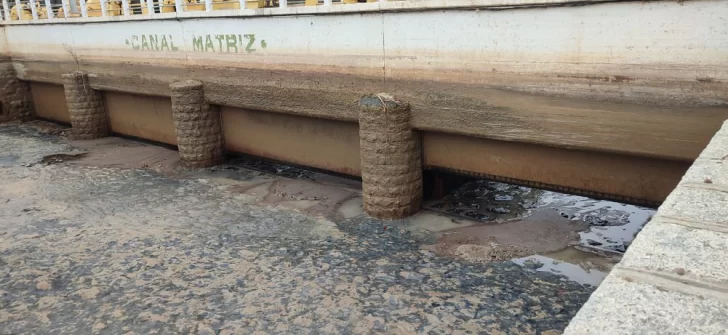 Tras décadas sin hacerlo, reparan las 8 compuertas del Ignacio de la Roza Tras décadas sin hacerlo, reparan las 8 compuertas del Ignacio de la Roza