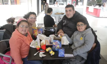 Las estrategias de los padres para salir con los chicos sin gastar tanto