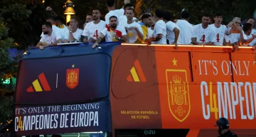 Cálida recepción a España tras ganar la Eurocopa Cálida recepción a España tras ganar la Eurocopa