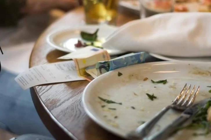 Confirman que la propina seguirá siendo voluntaria