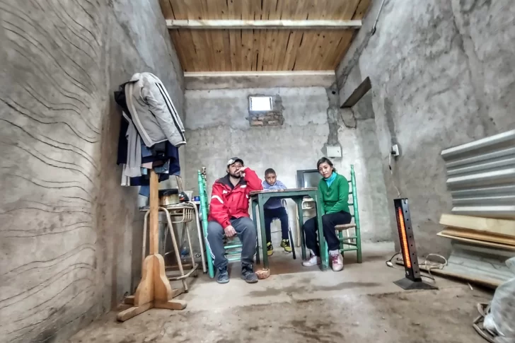 La dura vida de una familia que desde hace dos meses vive en una capilla