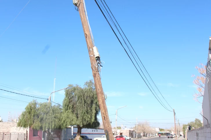 Reclamo vecinal por un poste atestado de cables y con mucho riesgo de caerse
