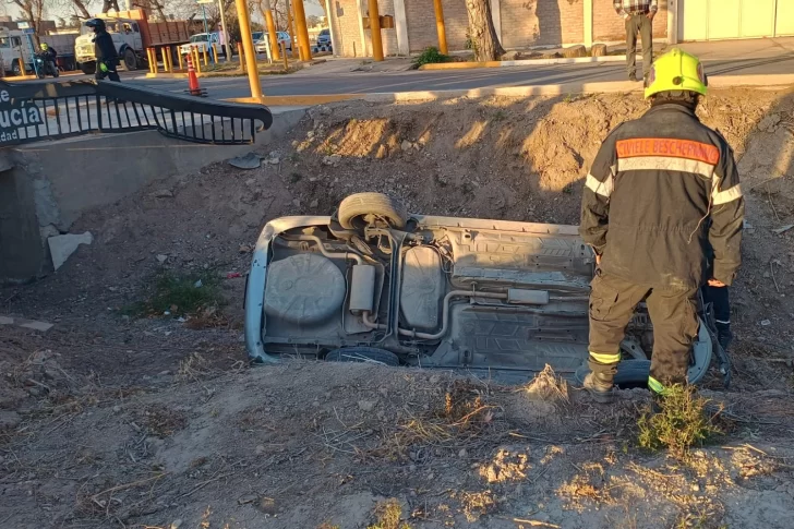 Una mujer y su hija, hospitalizadas tras chocar y volcar en un zanjón