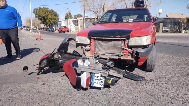 Una motociclista sufrió una fractura tras ser atropellada por un auto que no respetó una señal de tránsito Una motociclista sufrió una fractura tras ser atropellada por un auto que no respetó una señal de tránsito