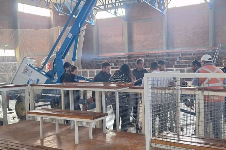 Dos operarios terminaron heridos tras caer de una grúa en un polideportivo municipal
