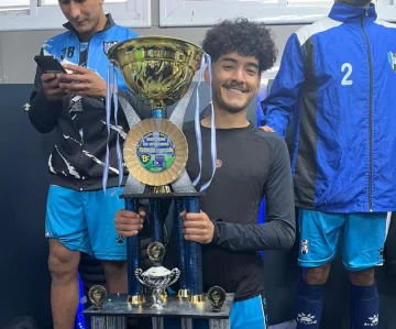 Vendió panchos para pagarse la carrera de abogacía y hoy el fútbol lo premió con el título de campeón Vendió panchos para pagarse la carrera de abogacía y hoy el fútbol lo premió con el título de campeón