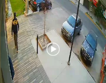 [VIDEO] El momento en el que los ‘federales’ salen con los bolsos con $50 millones de una inmobiliaria