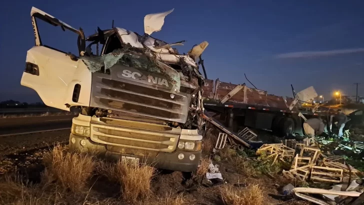 Un camionero mendocino murió al volcar cuando circulaba cargado de zapallos