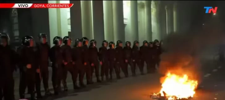 Manifestantes se enfrentaron a la Policía mientras declaraba el comisario Maciel por el caso Loan Manifestantes se enfrentaron a la Policía mientras declaraba el comisario Maciel por el caso Loan