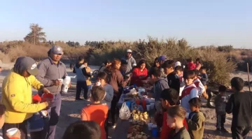 Trabajadores de una finca llegaron al pueblo de Las Lagunas con chocolate y partido para los chicos Trabajadores de una finca llegaron al pueblo de Las Lagunas con chocolate y partido para los chicos