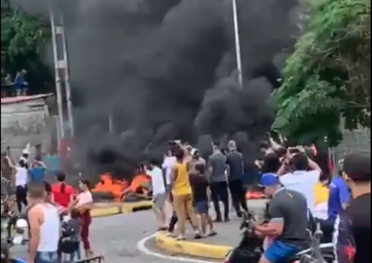 Miles de personas se movilizan en Caracas en repudio por el resultado de las elecciones Miles de personas se movilizan en Caracas en repudio por el resultado de las elecciones
