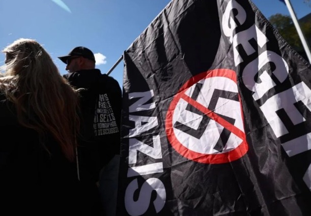 Al menos nueve agentes resultaron gravemente heridos en enfrentamientos con manifestantes antiderecha