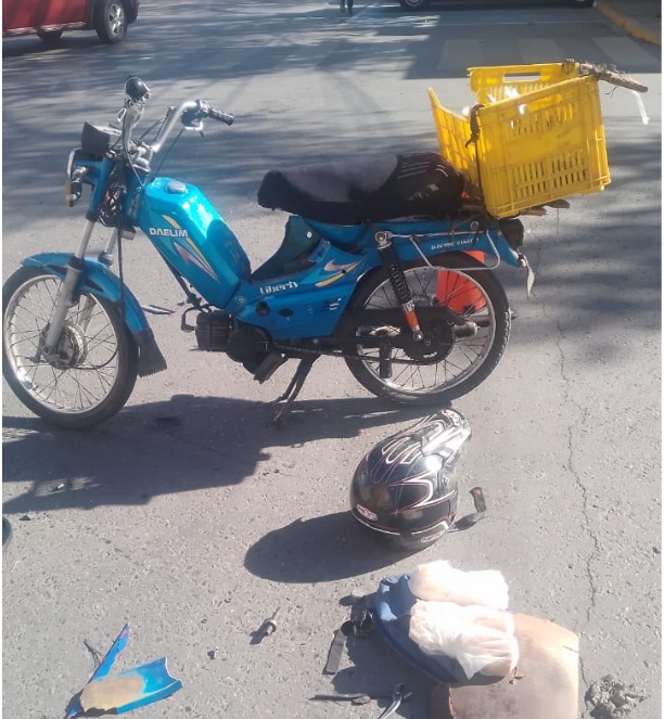 Motociclista fue embestido por una camioneta en peligrosa esquina y terminó fracturado Motociclista fue embestido por una camioneta en peligrosa esquina y terminó fracturado