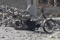 [VIDEO] Entraron a robar pero los vecinos los atraparon, les quemaron la moto y casi los linchan