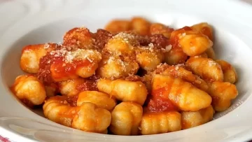 Cómo preparar ñoquis caseros de polenta con tuco: Receta con mucho sabor y lucirte este 29