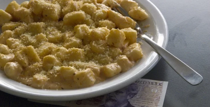 29, Día de los Ñoquis: Por qué ponemos plata debajo del plato