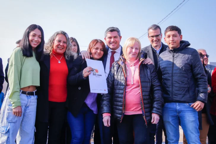 Orrego entregó a 49 familias las llaves para que estrenen su hogar en Rawson