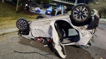 Aseguran que manejaba ebrio por Ruta 40, perdió el control y cayó de un puente