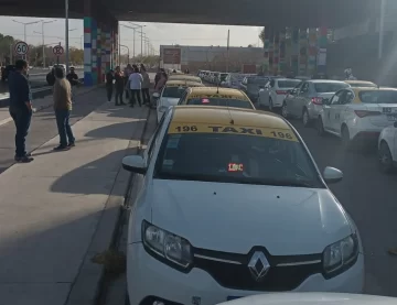 Taxistas y remiseros de San Juan se manifestaron contra los Uber: “Nos están perjudicando seriamente” Taxistas y remiseros de San Juan se manifestaron contra los Uber: “Nos están perjudicando seriamente”