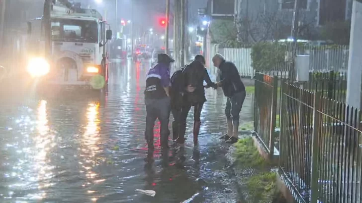Una movilera se cayó en vivo en una boca de tormenta mientras cubría las inundaciones en Bernal Una movilera se cayó en vivo en una boca de tormenta mientras cubría las inundaciones en Bernal