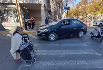 Una anciana fue embestida por un auto en un transitado cruce del microcentro Una anciana fue embestida por un auto en un transitado cruce del microcentro