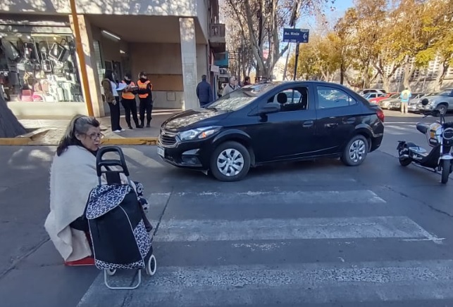 Una anciana fue embestida por un auto en un transitado cruce del microcentro Una anciana fue embestida por un auto en un transitado cruce del microcentro