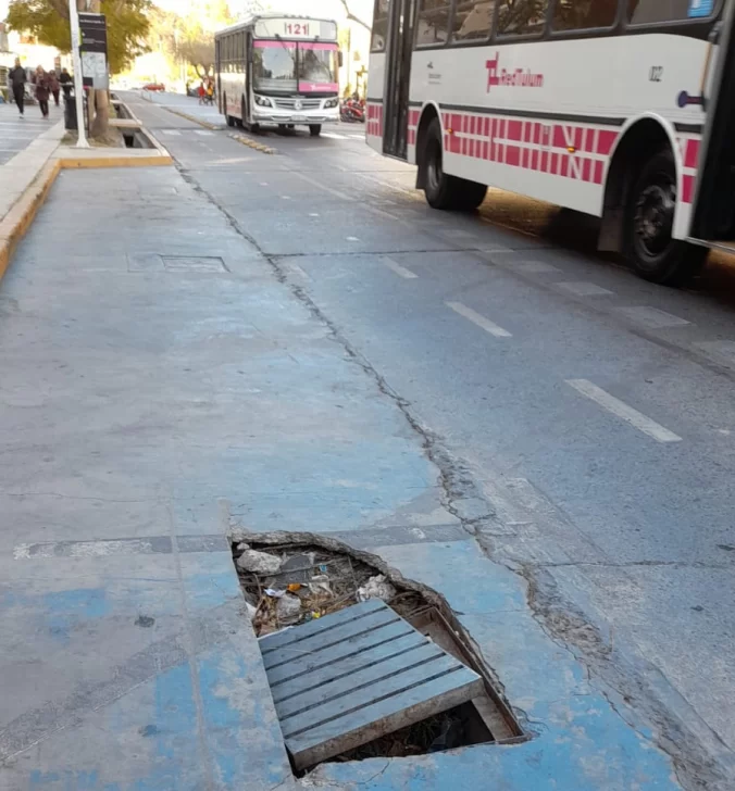 Peligrosa tapa de acequia junto al Centro Cívico Peligrosa tapa de acequia junto al Centro Cívico