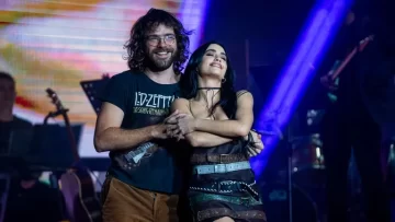 Bailes y miradas cómplices: el reencuentro de Lali Espósito y Peter Lanzani Bailes y miradas cómplices: el reencuentro de Lali Espósito y Peter Lanzani