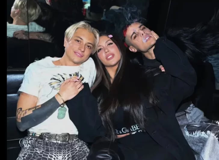 Wanda Nara: debut en el escenario y piquitos con CA7TRIEL & Paco Amoroso Wanda Nara: debut en el escenario y piquitos con CA7TRIEL & Paco Amoroso