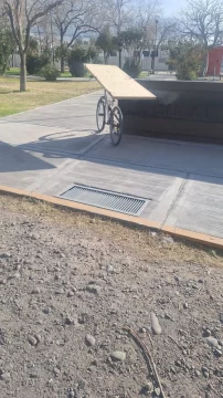 Robó una puerta de una casa y lo aprehendieron mientras la trasladaba en una bicicleta Robó una puerta de una casa y lo aprehendieron mientras la trasladaba en una bicicleta