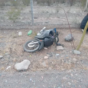 Dos jóvenes sufrieron heridas en su cabeza tras chocar en moto contra un cierre perimetral en Zonda Dos jóvenes sufrieron heridas en su cabeza tras chocar en moto contra un cierre perimetral en Zonda