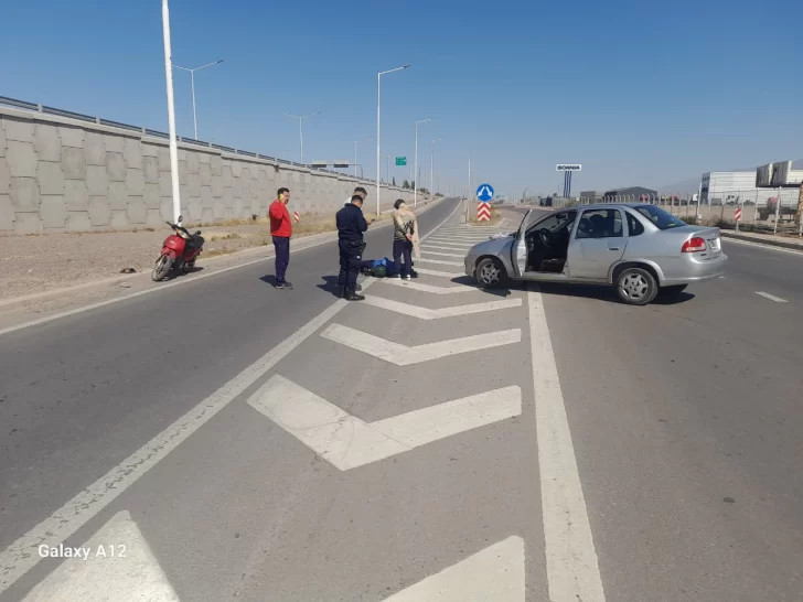 Un motociclista chocó desde atrás a un auto que intentó doblar y salió despedido Un motociclista chocó desde atrás a un auto que intentó doblar y salió despedido