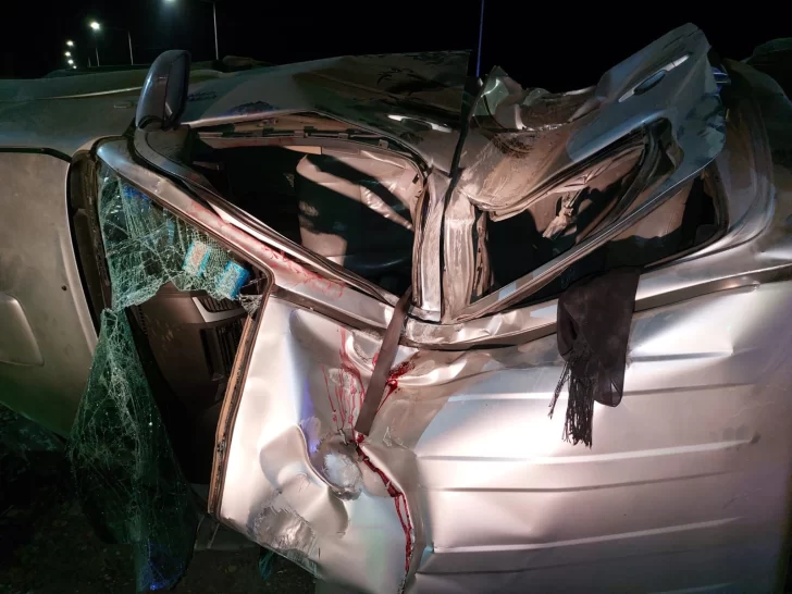 Una camioneta perdió el control en la Costanera y chocó contra un pilar: sus ocupantes con graves lesiones