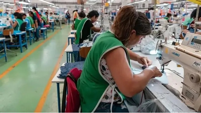 La industria cayó el 19,5% anual en junio y marcó trece meses en baja La industria cayó el 19,5% anual en junio y marcó trece meses en baja