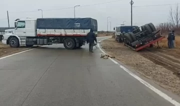 Volcó en Villa Mercedes un camión que venía a San Juan Volcó en Villa Mercedes un camión que venía a San Juan