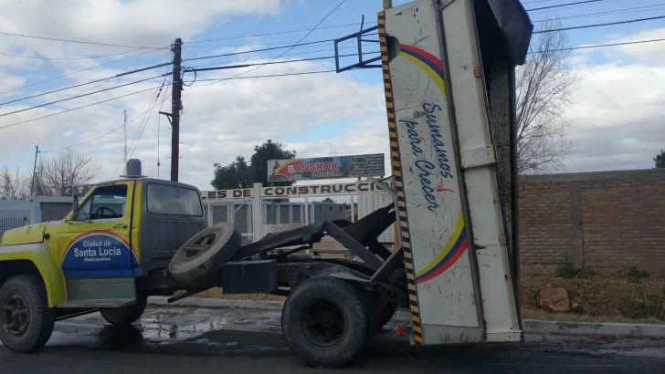Camión municipal pierde el control y deja a un trabajador herido en Santa Lucía Camión municipal pierde el control y deja a un trabajador herido en Santa Lucía