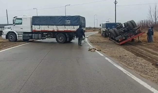 Volcó en Villa Mercedes un camión que venía a San Juan Volcó en Villa Mercedes un camión que venía a San Juan