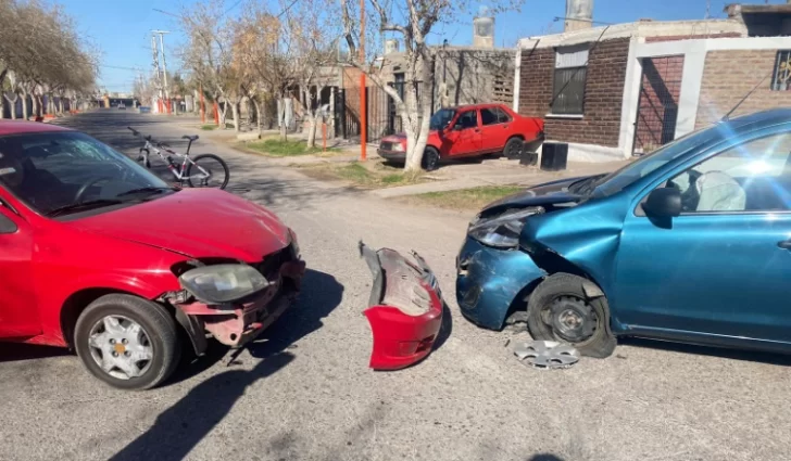 Choque entre dos vehículos en una esquina de un barrio chimbero Choque entre dos vehículos en una esquina de un barrio chimbero