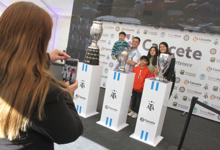 A menos de un mes de haber llegado a Caucete, las copas de la Selección vuelven a San Juan A menos de un mes de haber llegado a Caucete, las copas de la Selección vuelven a San Juan