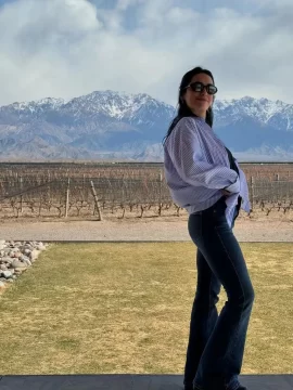 Lali Espósito con la Cordillera de fondo Lali Espósito con la Cordillera de fondo