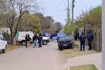 Detuvieron a una mujer que convivía con los cadáveres de sus dos hermanos Detuvieron a una mujer que convivía con los cadáveres de sus dos hermanos