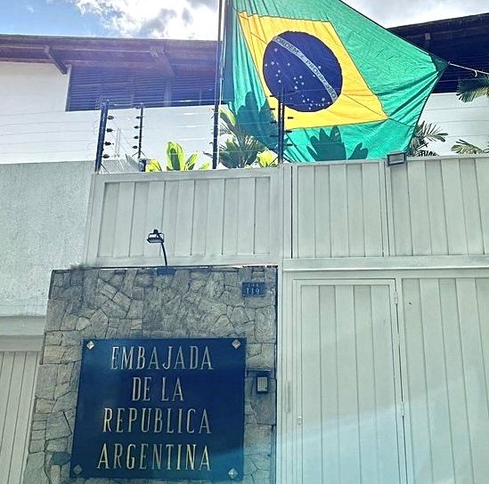 Los diplomáticos argentinos dejaron Venezuela, tras un operativo que contó con apoyo de Brasil, México e Italia