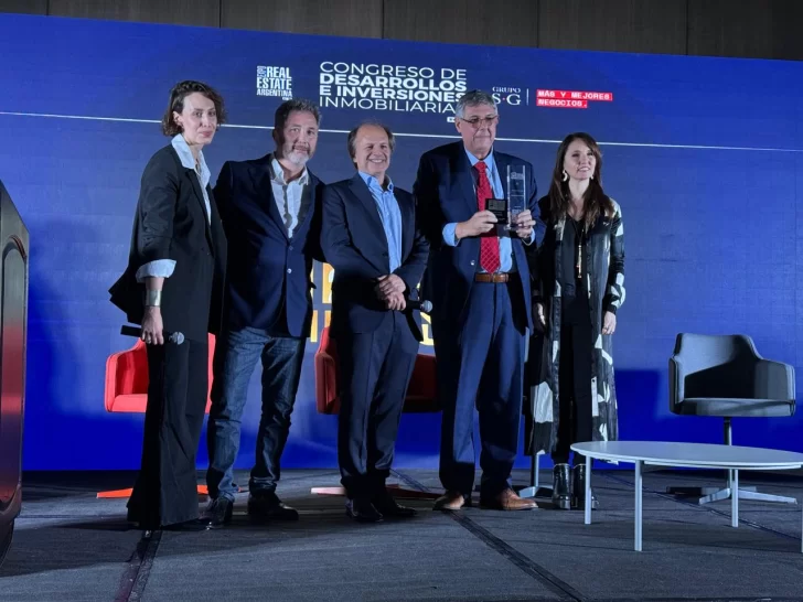 Jaime Garbarsky fue distinguido por su trayectoria empresaria Jaime Garbarsky fue distinguido por su trayectoria empresaria