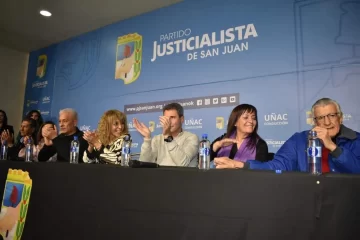 Un militante arrojó huevos a la cúpula dirigencial en el acto de asunción de las nuevas autoridades del PJ sanjuanino Un militante arrojó huevos a la cúpula dirigencial en el acto de asunción de las nuevas autoridades del PJ sanjuanino