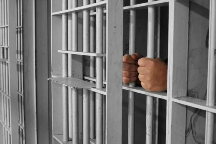 Condenaron a ocho años al kiosquero acusado de violar a su empleada con discapacidad y ordenaron su inmediata detención