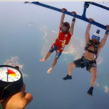 Dos paracaidistas argentinos saltaron desde la estratósfera y rompieron un récord mundial Dos paracaidistas argentinos saltaron desde la estratósfera y rompieron un récord mundial