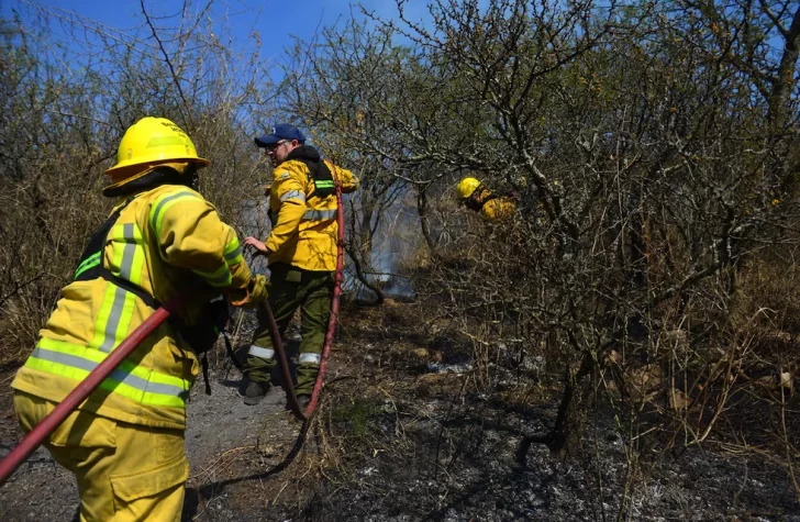Tres equipos especializados en incendios forestales de San Juan trabajan en Córdoba para sofocar el fuego Tres equipos especializados en incendios forestales de San Juan trabajan en Córdoba para sofocar el fuego